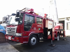 屈折はしご付き消防自動車