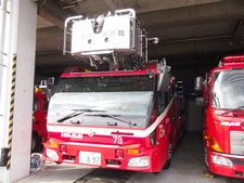 ［３５Ｍ級］ 伸縮水管付き先端屈折式はしご付き消防自動車