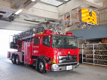 ［３５Ｍ級］ 先端屈折式はしご付き消防自動車（大型はしご車）