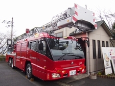 ［３５Ｍ級］ 先端屈折式伸縮水管付きはしご付き消防自動車
