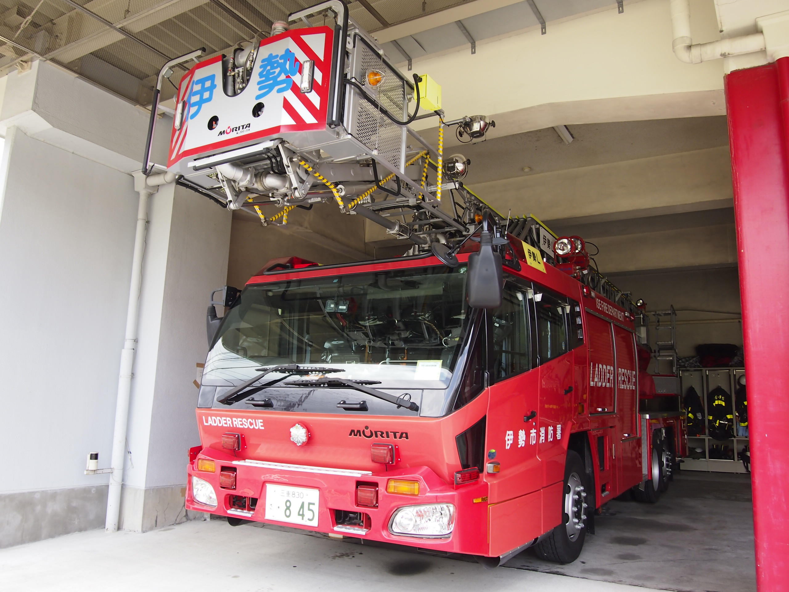 ［35М級］ 伸縮水管付き先端屈折式はしご付消防自動車 / 伊勢市消防本部