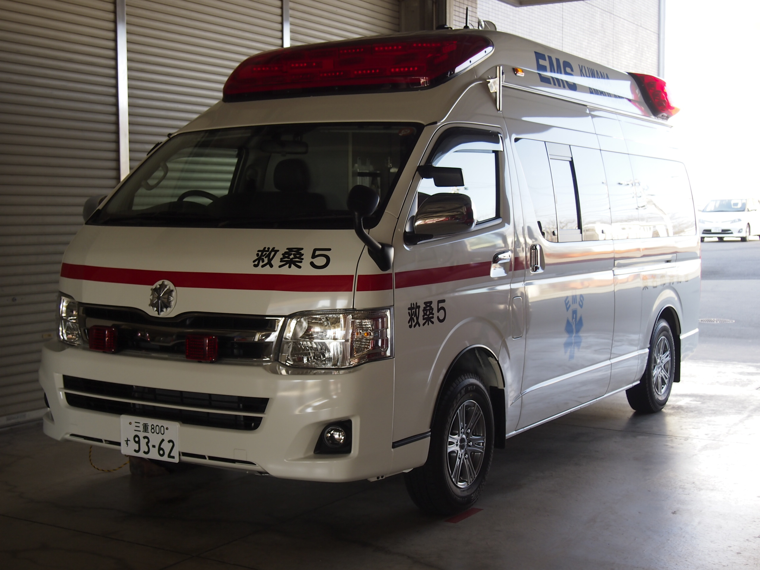 高規格救急自動車 3代目3型 ハイメディック / 桑名市消防本部