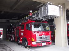 ［３５M級］ 先端屈折式はしご付き自動車