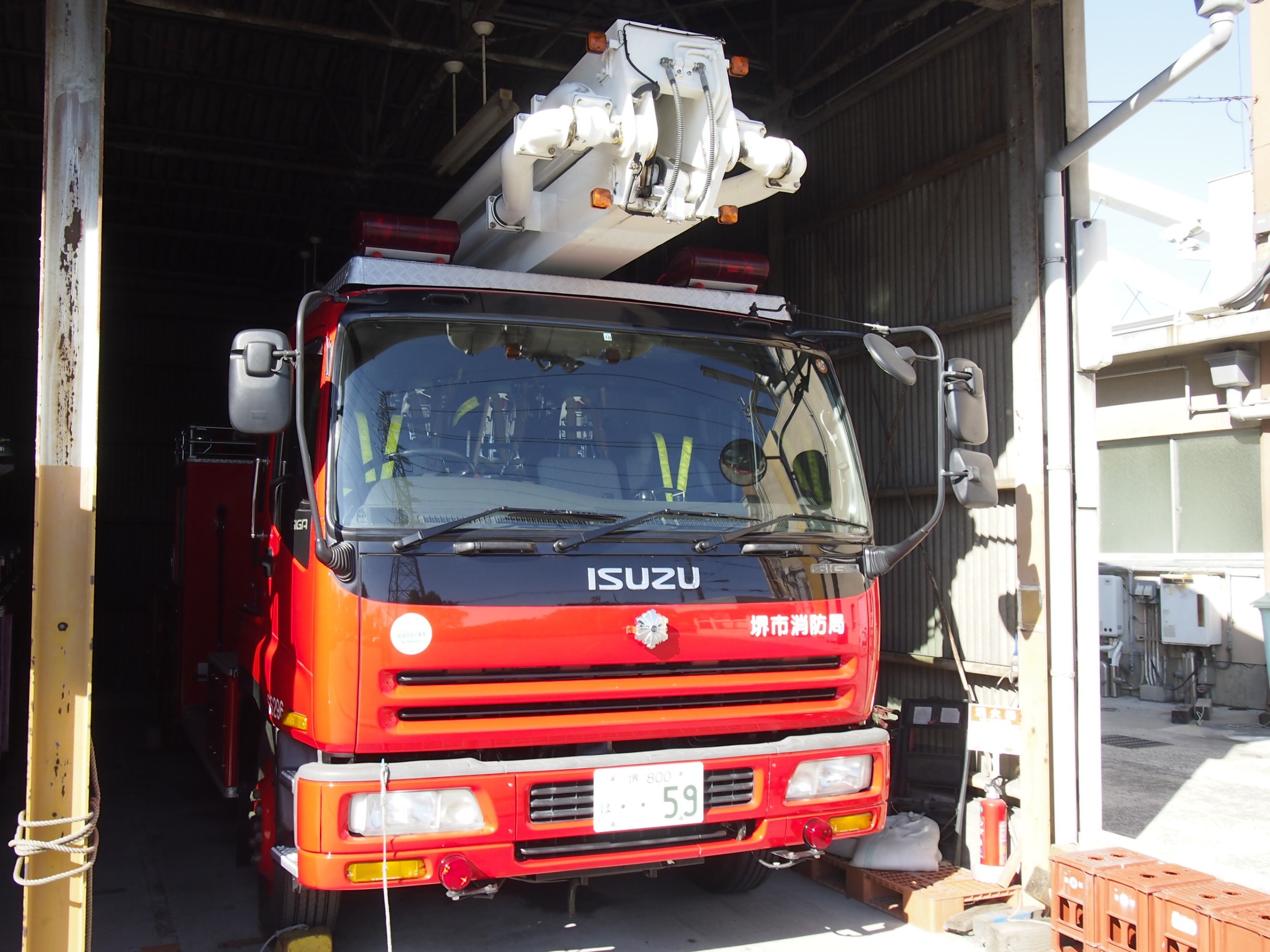 屈折式高所放水塔車 / 堺市消防局 / 堺消296